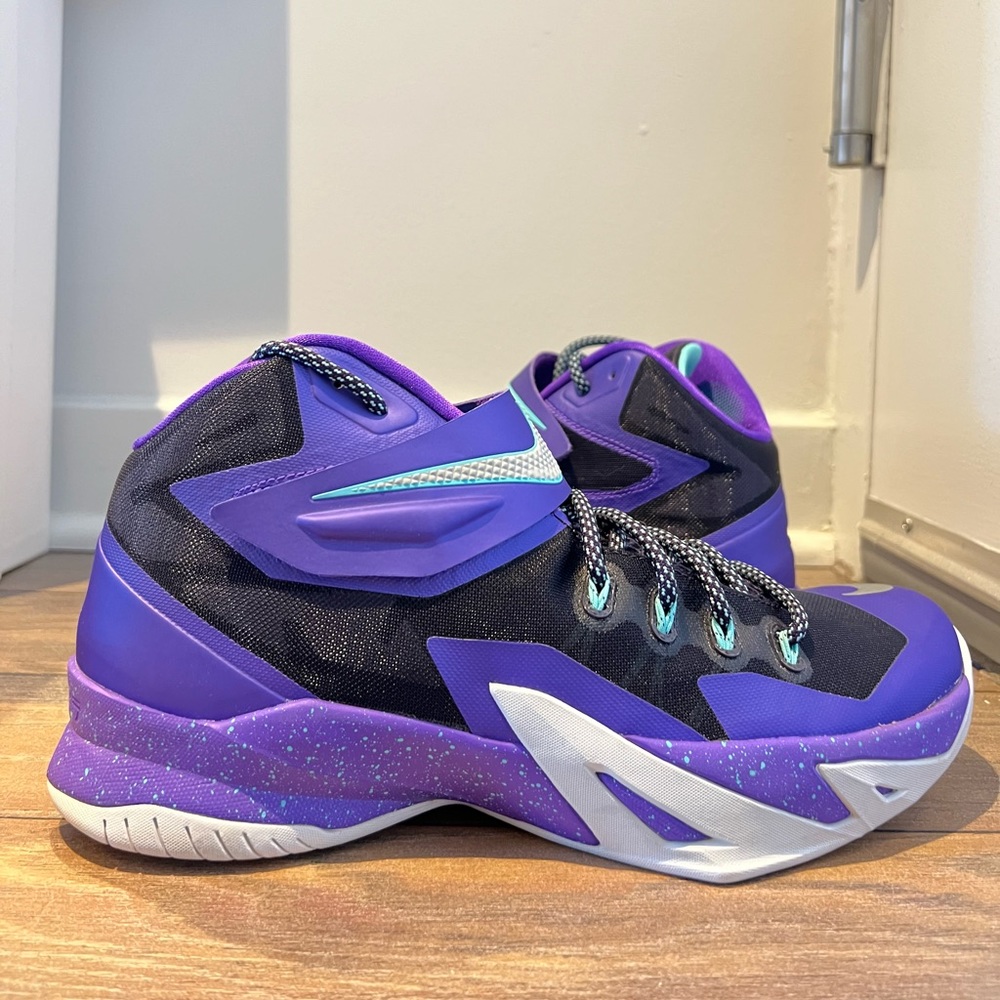 Nike Men‘s Zoom LeBron Soldier VIII Purple Basketball Sneakers Shoes